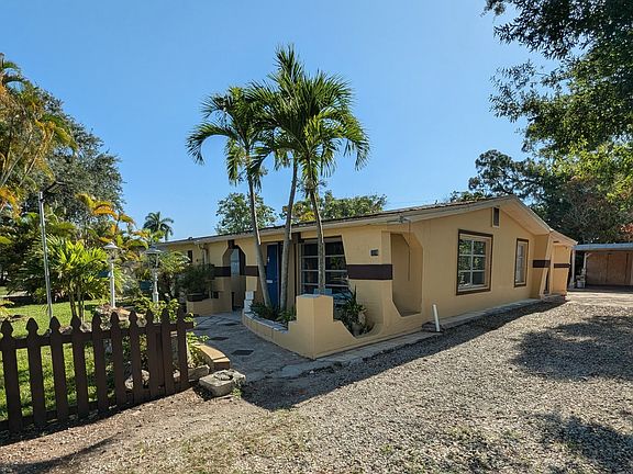 4th image of 994 Coconut Cir W