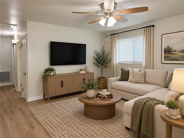 2 bed, 1.0 bath, 948 sqft, $1,900 — Photo 2