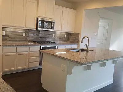 4 bed, 2550 sqft, $3,800 — Photo 3