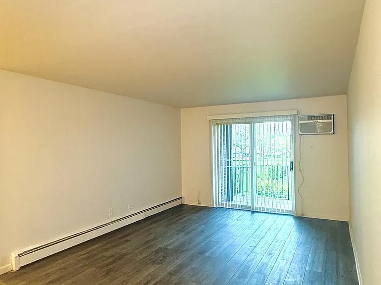 1175 Valley Ln #202 — Photo 2