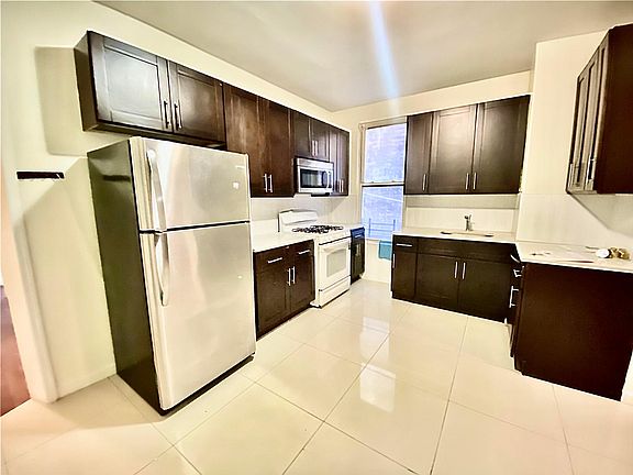 5th image of 2110 Scott Pl