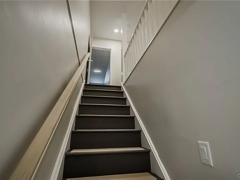 8 Terrace Hill Dr — Photo 33