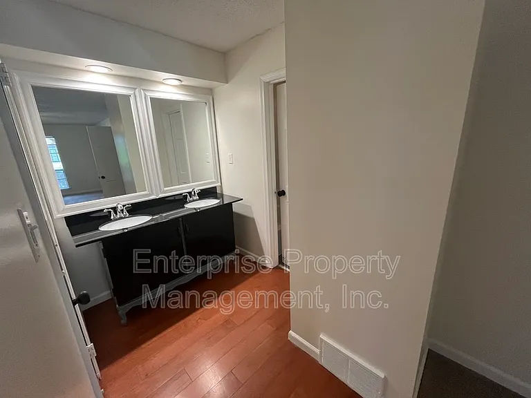 9161 Gainsborough Dr — Photo 17