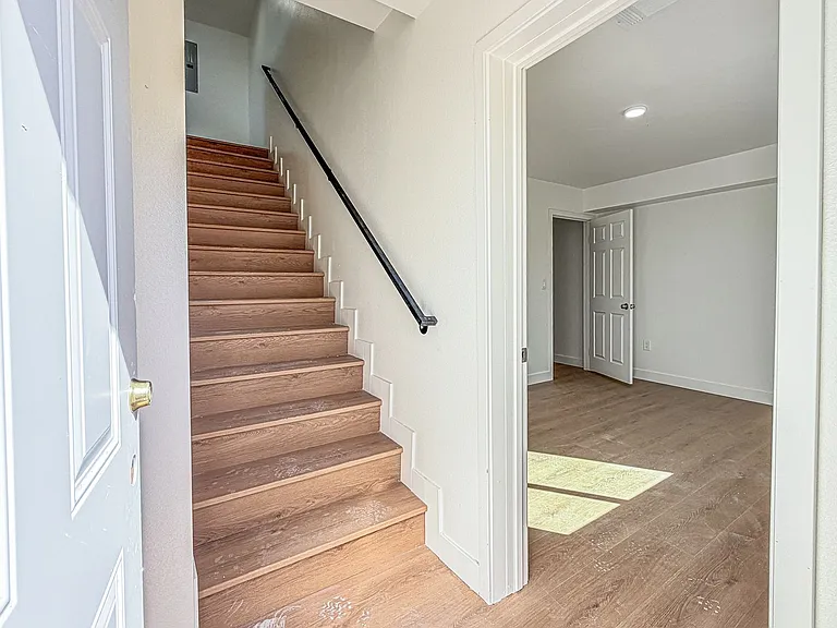 423 E 31st St — Photo 12