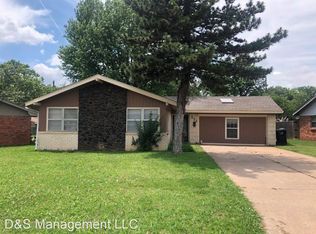 111 Oakside Dr, Moore, OK 73160
