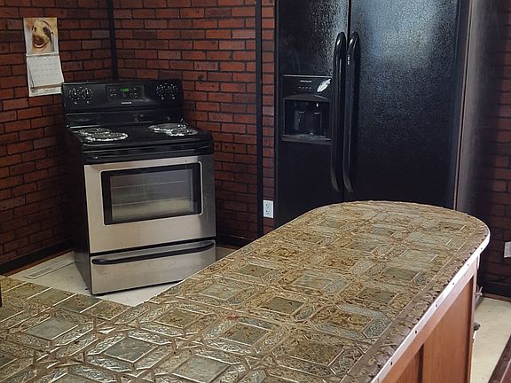 3rd image of 907 W Ildereen St
