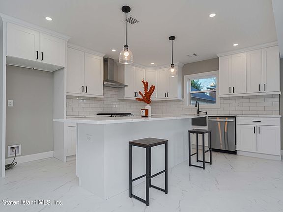 5th image of 572 Davis Ave