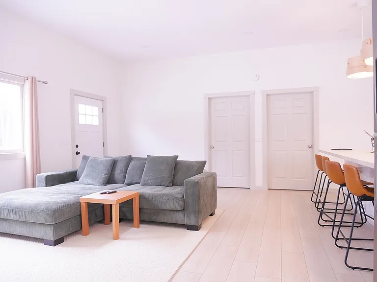 1501 Middle Rd — Photo 3