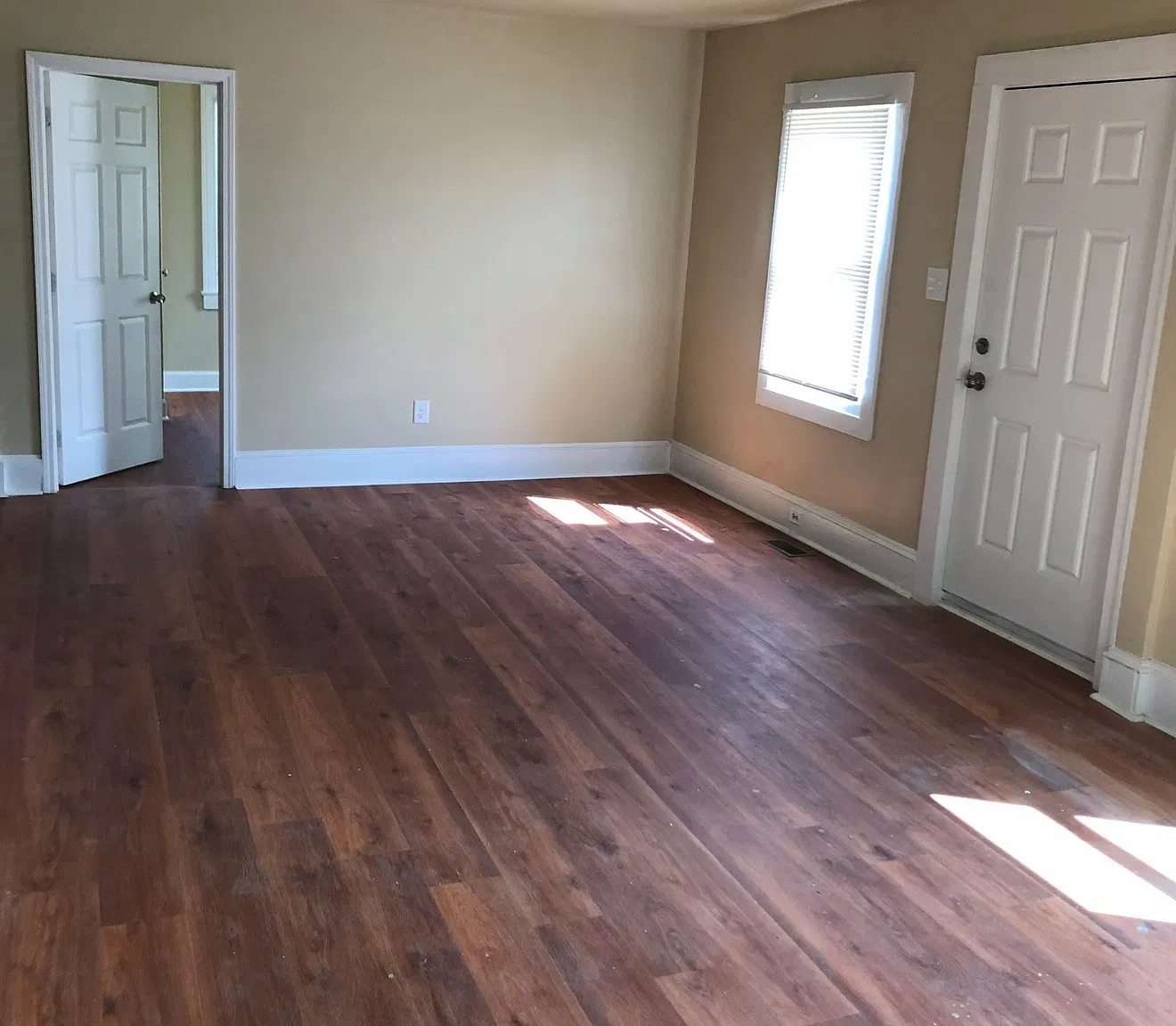 4 bed, 940 sqft, $1,716 — Photo 3