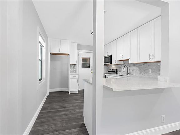 4th image of 625 SE 4th Ave