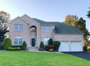 8 Larsen Dr, Succasunna, NJ 07876