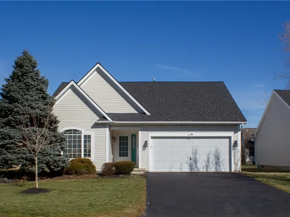 19 Foxtail Ln, North Chili, NY 14514