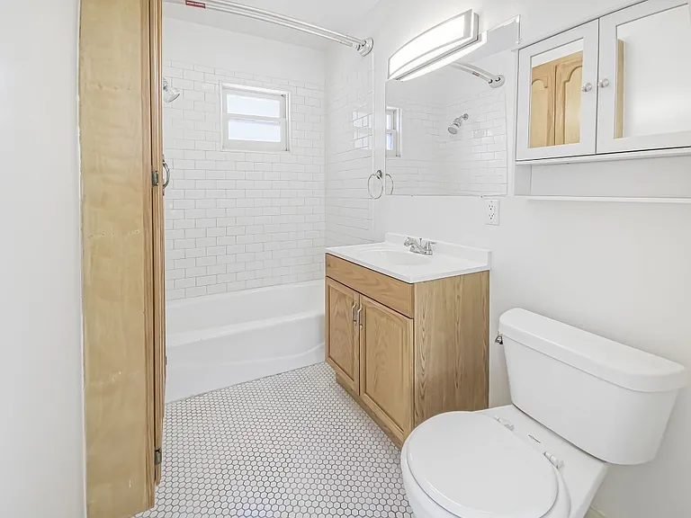 1115 1/4 Douglas St #1115-1/4 — Photo 12
