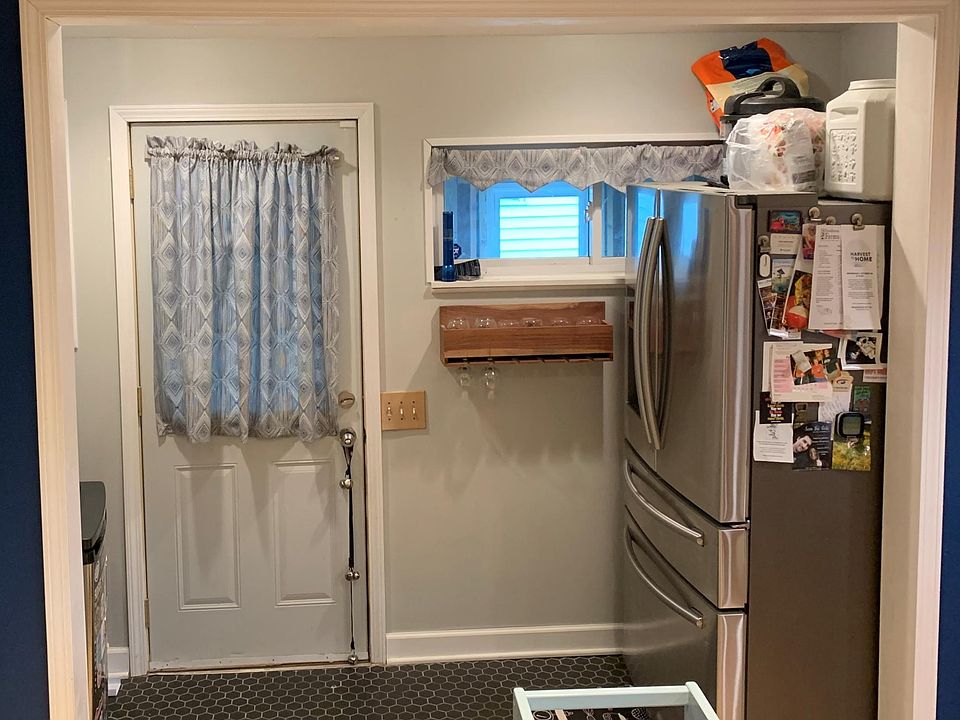 kitchen/side entry