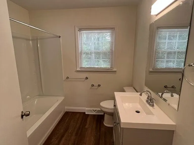 3 Bedroom 1.5 Bath Home Family Room, Living Room and Dining Room! - Eastside of Greenville — Photo 14