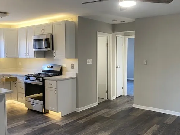 1121 Chalet Dr APT 1W, Darien, IL 60561
