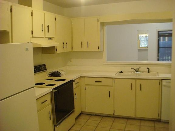 3rd image of 525 Mansfield Dr