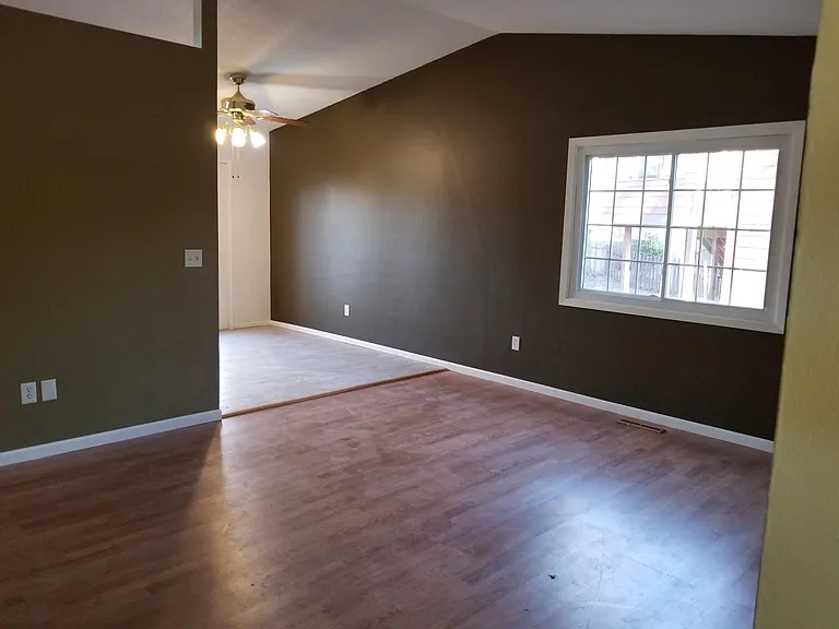 1043 Eastview Cir — Photo 1
