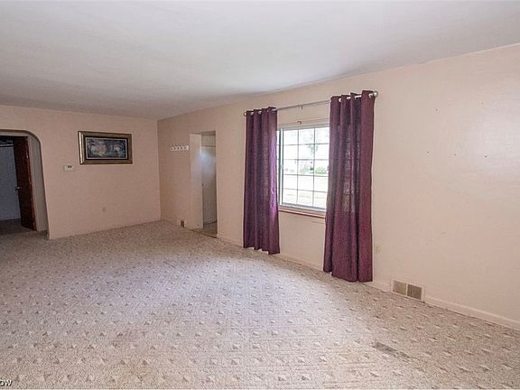 2nd image of 818 Meadowbrook Ave SE