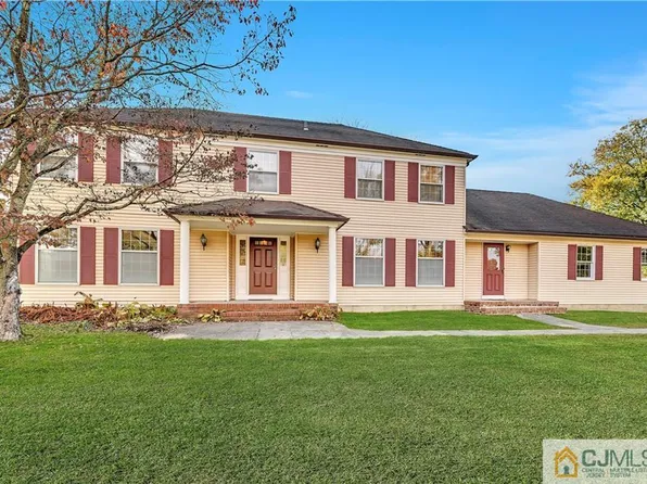 18 Washington Dr, Cranbury, NJ 08512