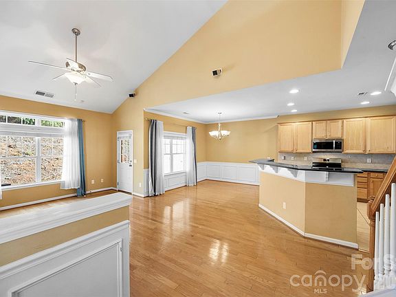5th image of 346 Rose Garden Ct