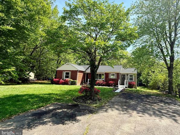 9905 Stoughton Rd, Fairfax, VA 22032