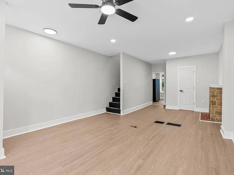 35 E Collom St — Photo 5