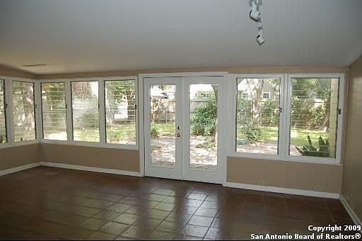 4th image of 209 W Elmview Pl
