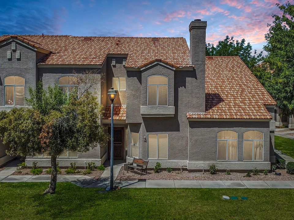 Beautify townhouse with tons of community green spaces.