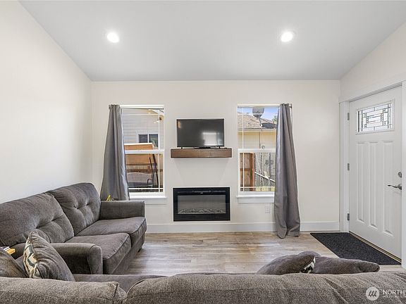 3rd image of 882 Vagabond Avenue SW
