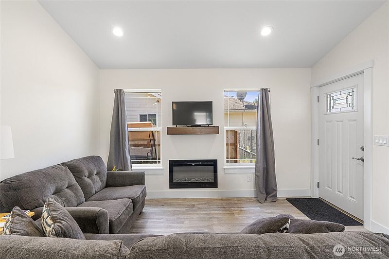 3rd image of 882 Vagabond Avenue SW