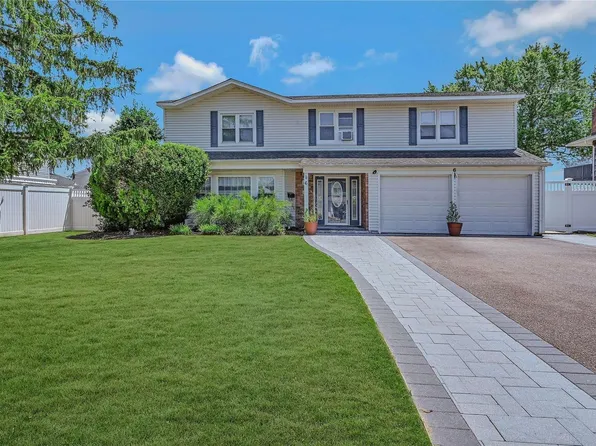 6 Gate Lane, West Islip, NY 11795