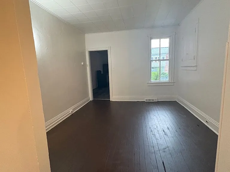 504 Wallace St — Photo 3