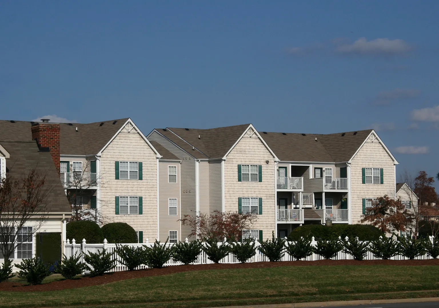 Taylor Pointe Apartments — Photo 1