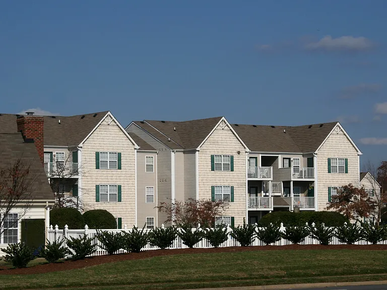 Taylor Pointe Apartments — Photo 1
