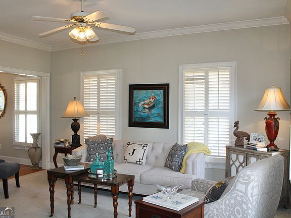 5th image of 136 Alexander Ct