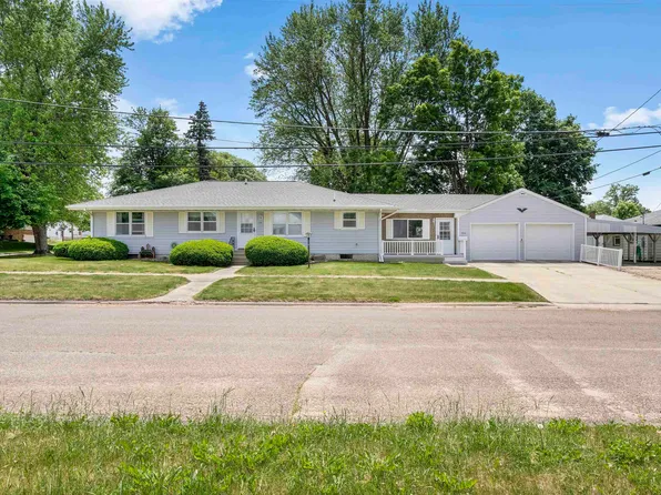 704 3rd St, Reinbeck, IA 50669