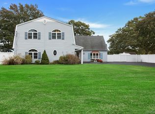 963 Sycamore Ave, Bohemia, NY 11716
