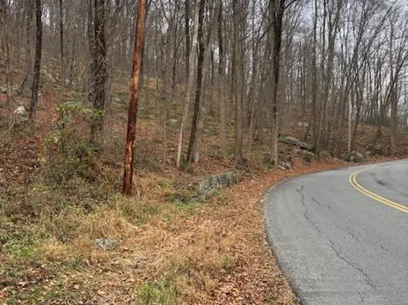 82 Wiccopee Road, Putnam Valley, NY 10579