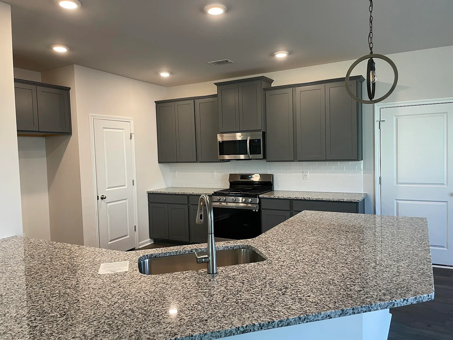 3 bed, 2.5 bath, 2273 sqft, $2,100 — Photo 2