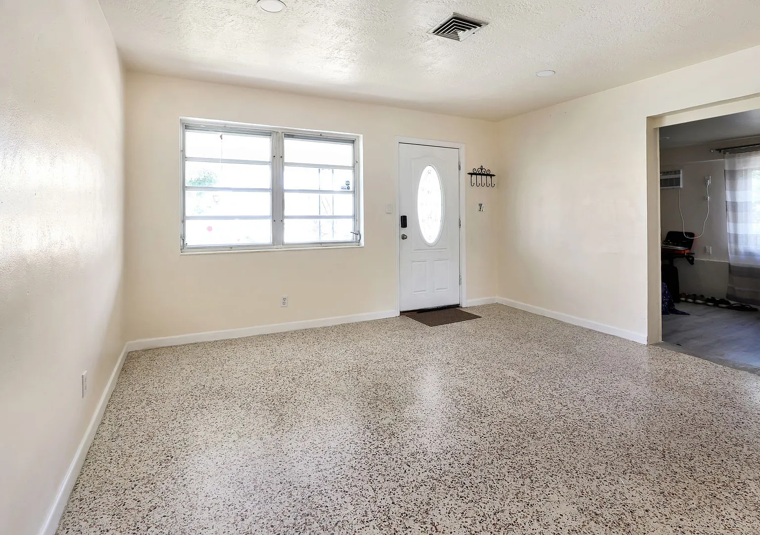 Pet-Friendly 4 Bedroom Home with Fenced Backyard in Central Sarasota! — Photo 3