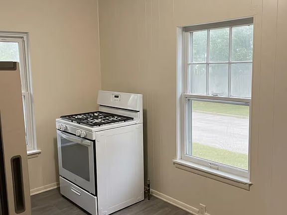 4th image of 810 E Shawnee St