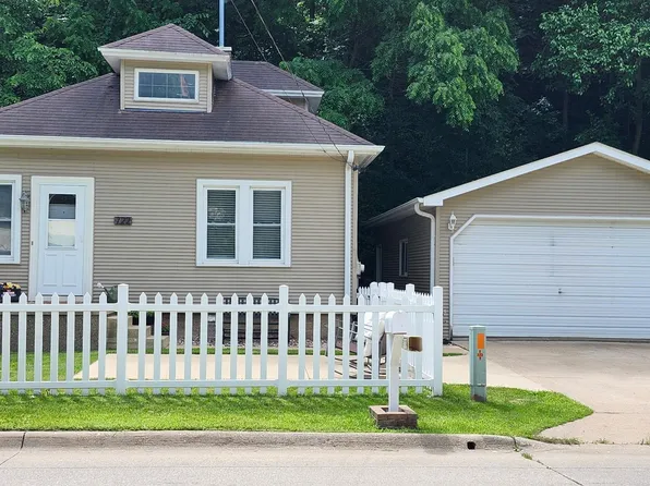 722 Peru Rd, Dubuque, IA 52001