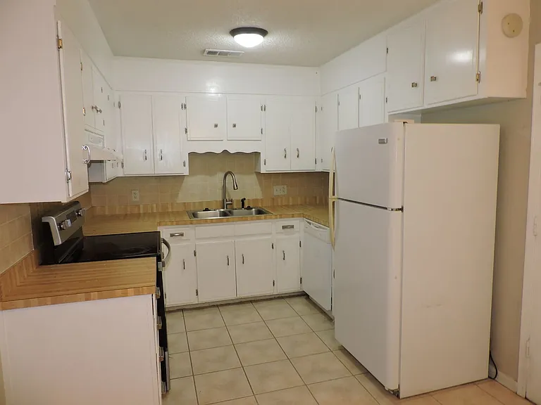 7834 Charter Oaks Dr — Photo 7