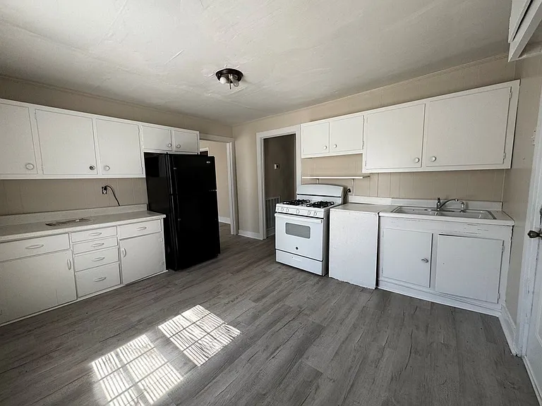 118 N Fowler Ave — Photo 5