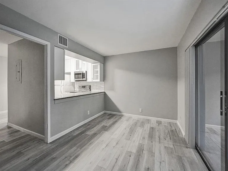9845 Riverside Dr #8-28 — Photo 9