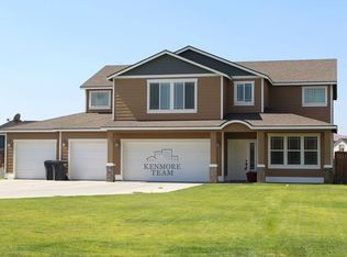 715 Pikes Peak Dr, West Richland, WA 99353