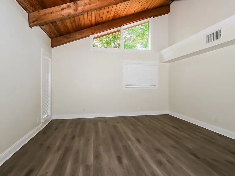 6398 Amberwoods Dr — Photo 10