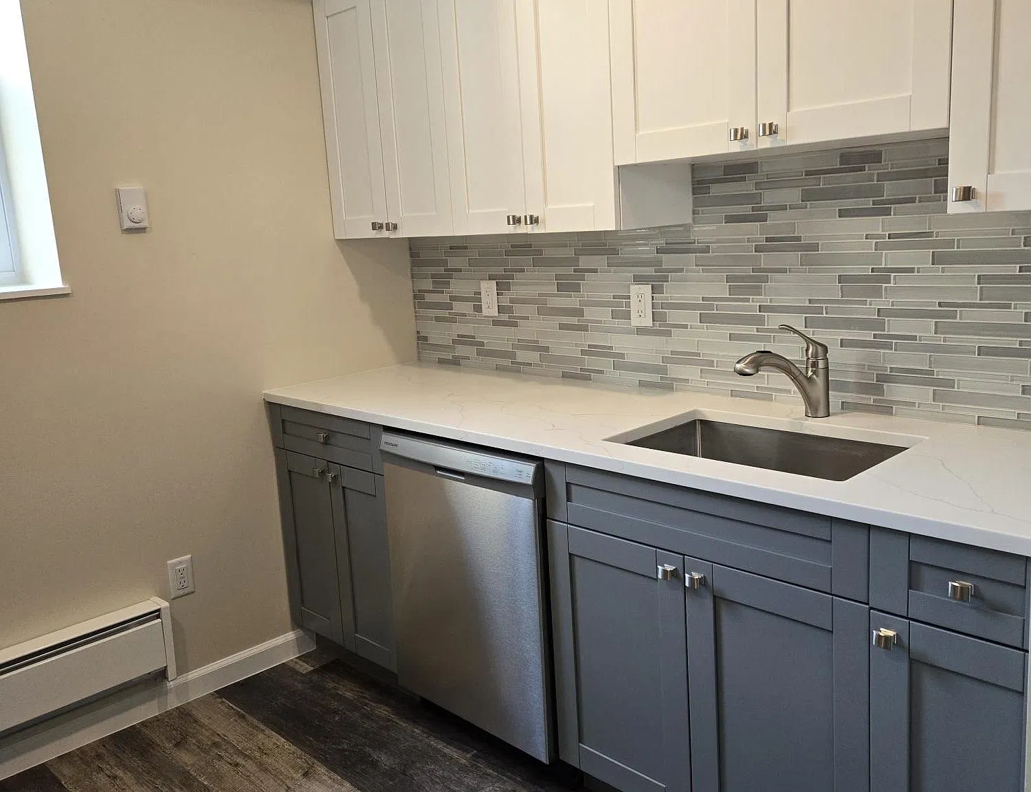 3 bed, 1.0 bath, 800 sqft, $2,300 — Photo 2