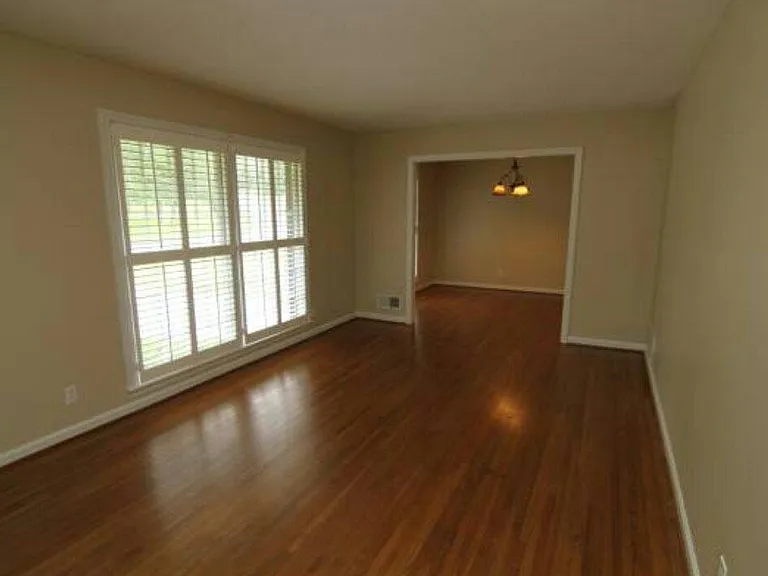 994 Oak Grove Rd — Photo 3
